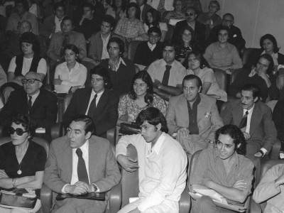 Asistentes a charla sobre televisión en color, organizada por el Departamento de Cine y TV UTE y la Embajada de Estados Unidos, en 1974.