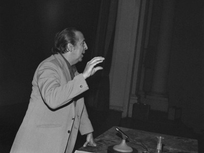 Percy Eaglehurst, Vicerrector de Extensión y Comunicaciones, en la muestra de cine animación «24 cuadros por segundo», organizada por el Departamento de Cine y TV UTE en 1974.