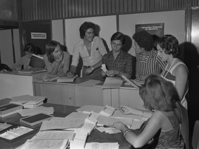 Estudiantes de clase de temporada en el Departamento de Cine y TV, en 1976.