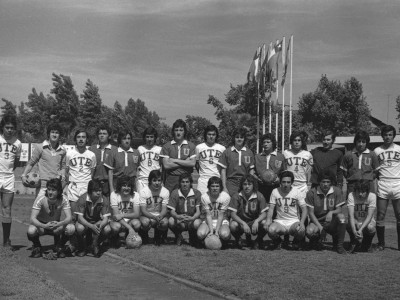 Encuentro entre plantel de fútbol de la UTE y Universidad de Chile en las celebraciones del día nacional del deporte, 1974.