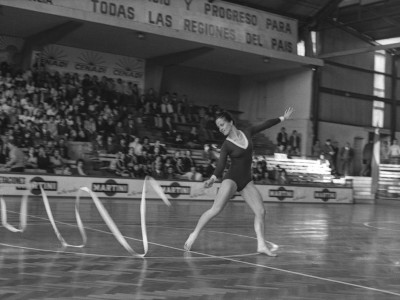Exhibición de gimnasia rítmica en Campeonato Nacional Universitario de Básquetbol Femenino organizado por la Universidad Técnica del Estado, 1976.