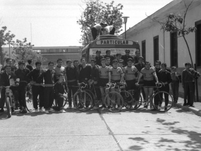 Posta ciclística de estudiantes en el marco de las celebraciones del sexagésimo aniversario de la sede UTE Concepción. 1965.