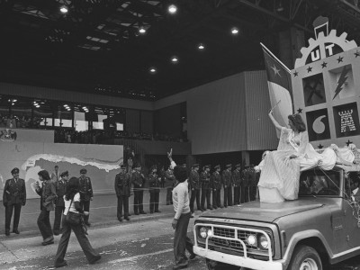 Desfile de la delegación de la Universidad Técnica del Estado. 11 de septiembre de 1976.