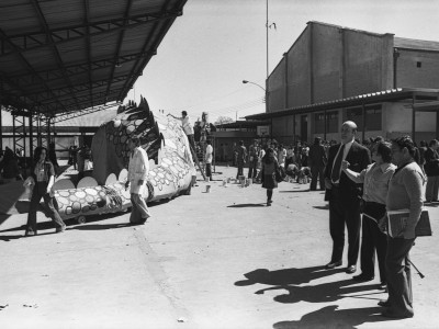 Preparativos de carros alegóricos para conmemoración del 11 de septiembre. 1976.