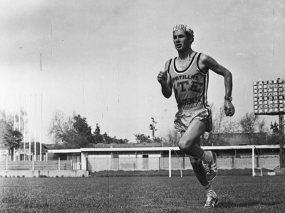 Atleta UTE José Ramírez en entrenamiento. Fecha estimada 1977.