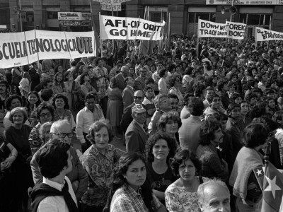 Participación de autoridades y estudiantes de la UTE en manifestación de apoyo a la dictadura cívico-militar. 1978.