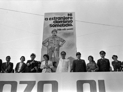 Participación de autoridades y estudiantes de la UTE en manifestación de apoyo a la dictadura cívico-militar. 1978.