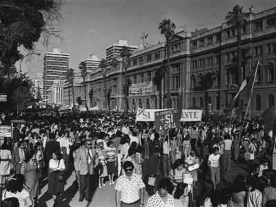 Marcha organizada por el Frente Juvenil de Unidad Nacional en apoyo a la dictadura del Gral. Augusto Pinochet. Fecha estimada 1978.