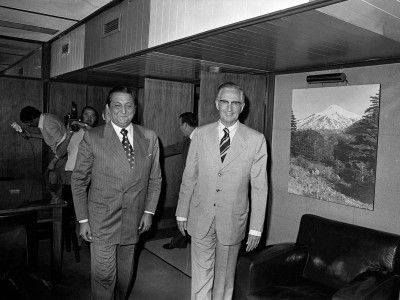 Visita a la UTE de George W. Landau, Embajador de Estados Unidos. Fecha estimada 1978.