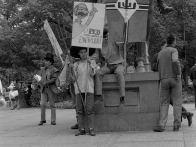 Actores del Teatro Teknos promocionando la obra “El pequeño Malcolm y su lucha contra los eunucos” por las calles de Santiago. Santiago, 1967.