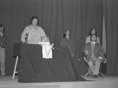 Obra «Tela de Cebolla» del Teatro Nuevo Popular, en Sindicato Industrial Ex Yarur. Santiago, fecha estimada: 1971.