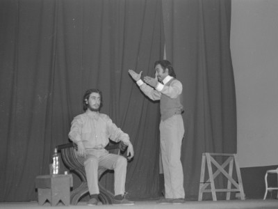 Obra «Tela de Cebolla» del Teatro Nuevo Popular, en Sindicato Industrial Ex Yarur. En la fotografía se puede apreciar al actor José Soza. Santiago, fecha estimada: 1971.