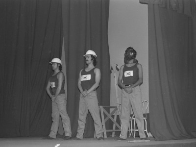 Obra «Tela de Cebolla» del Teatro Nuevo Popular, en Sindicato Industrial Ex Yarur. Santiago, fecha estimada: 1971.