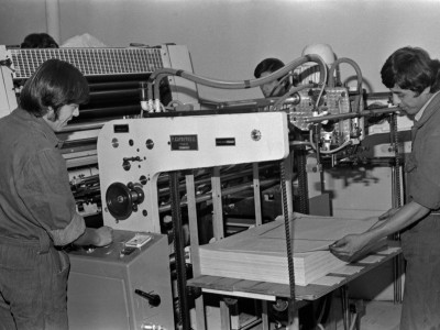 Trabajadores y equipamiento del Taller Gráfico UTE, 1973.