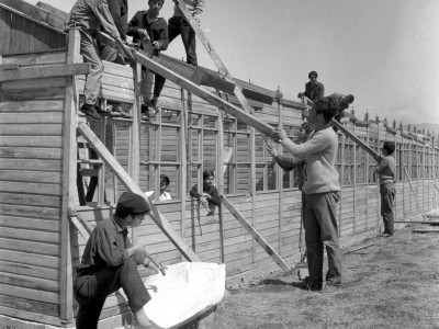 Estudiantes de la UTE construyendo una escuela rural en la localidad de Santa Julia durante los Trabajos Voluntarios de 1966